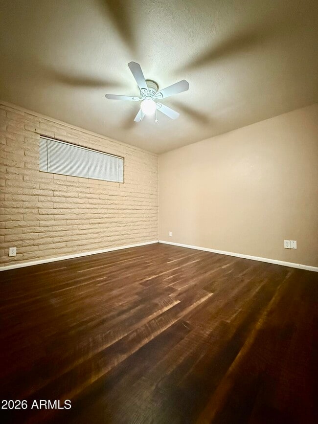 Building Photo - 825 E 5th St