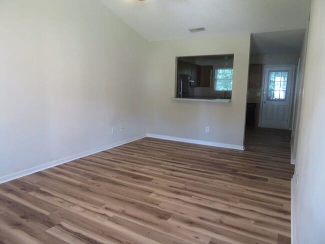 Building Photo - 2 BR 2 BA Duplex