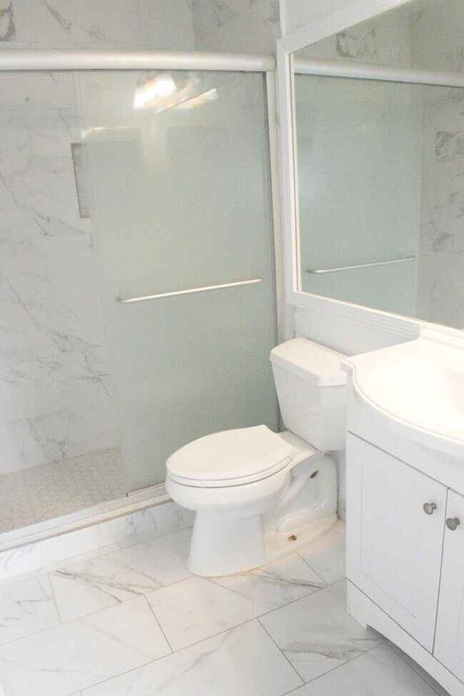 Building Photo - 905 Riverside Dr