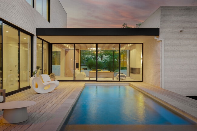 Building Photo - 2106 Matthews Dr