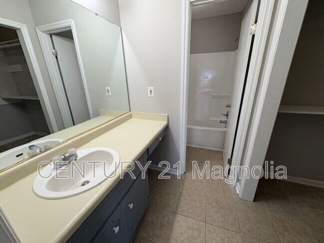 Building Photo - 3909 Almon Dr