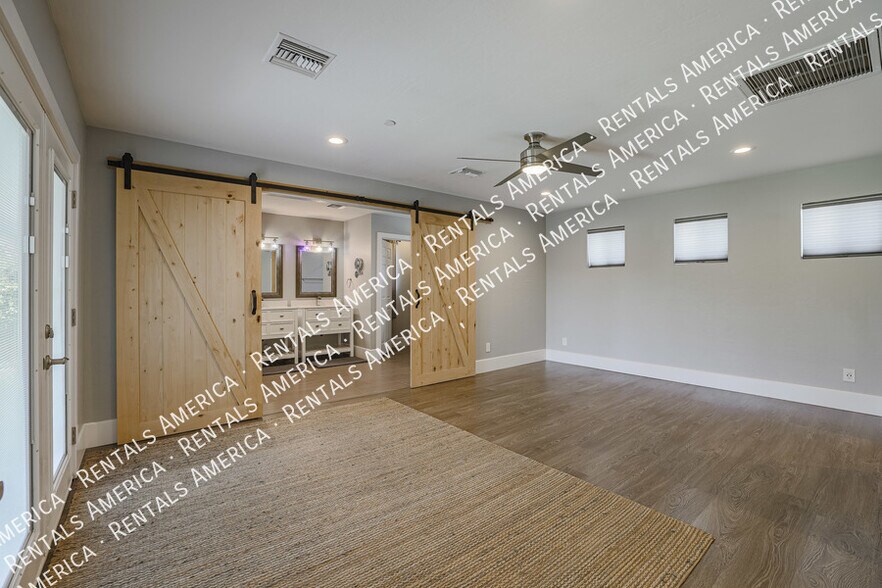 Building Photo - 8120 E Amelia Ave