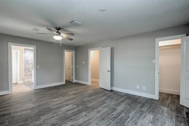 Building Photo - 915 Brook Forest Dr