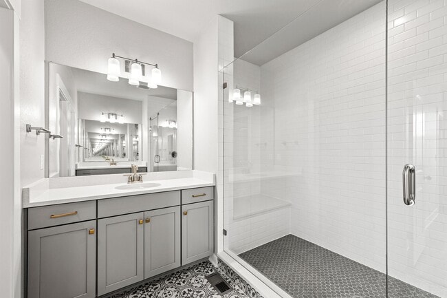 Building Photo - Spacious Family Home in Quiet Neighborhood