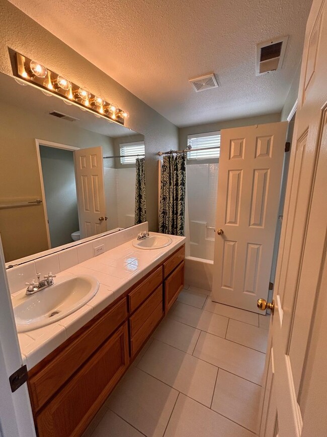 Building Photo - Nice home for rent in Hanford