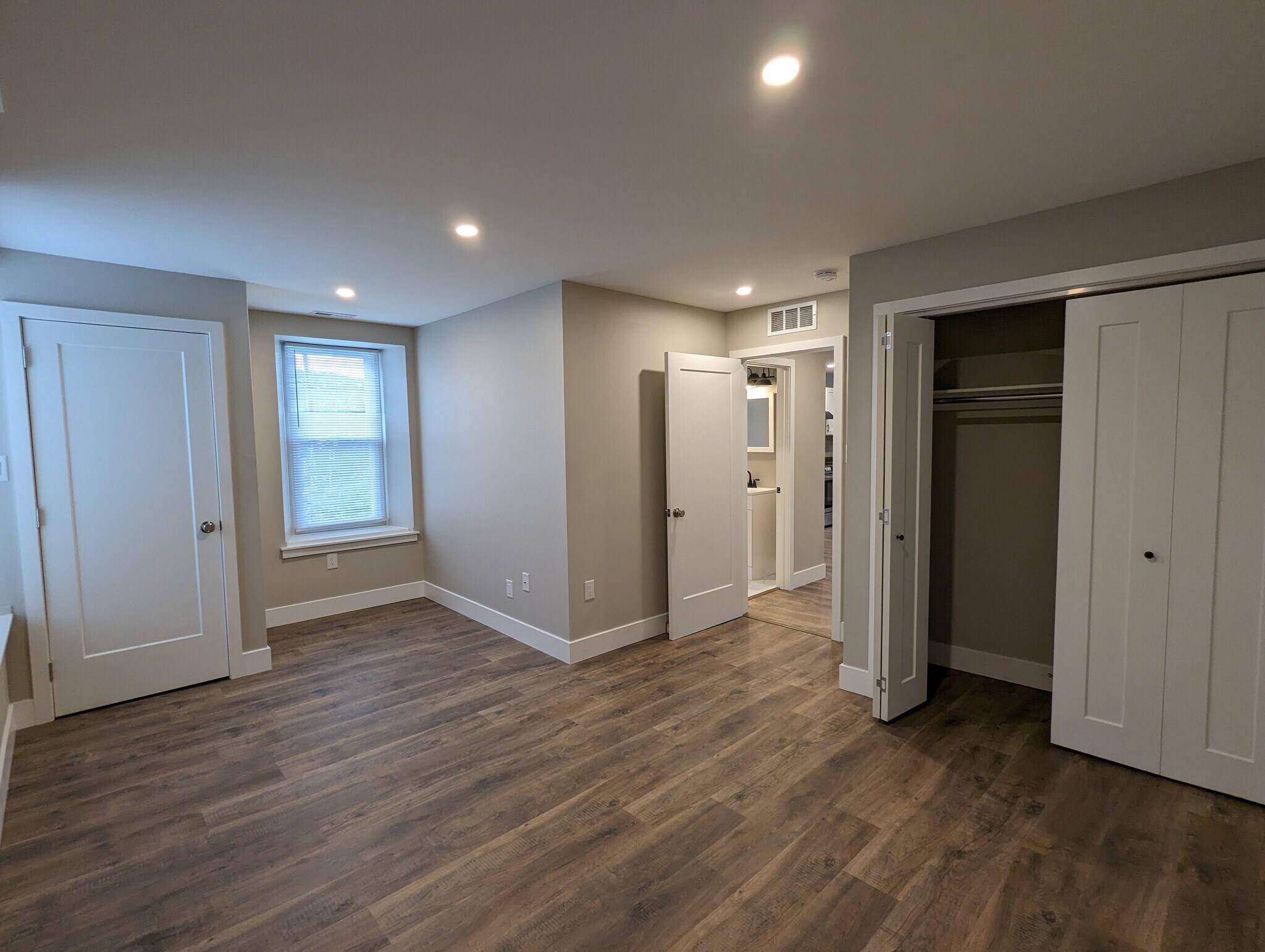 Building Photo - 144 N Main St