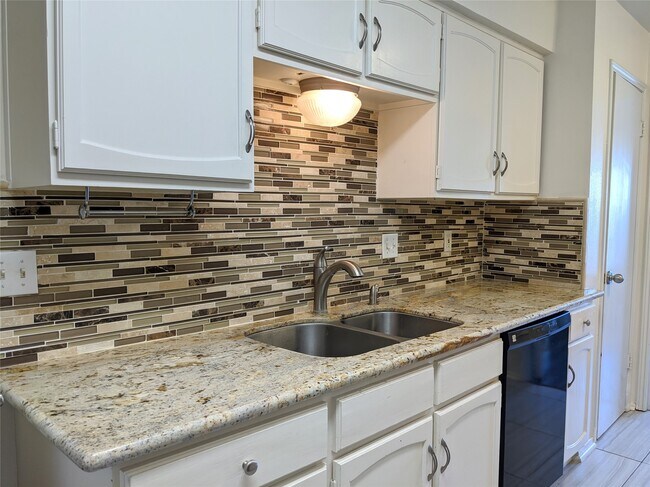 Building Photo - 361 N Post Oak Ln