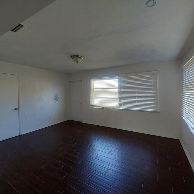 Building Photo - 1213 SW 48th Ter