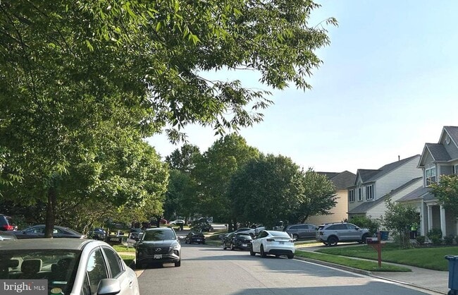 Building Photo - 5556 Village Center Dr