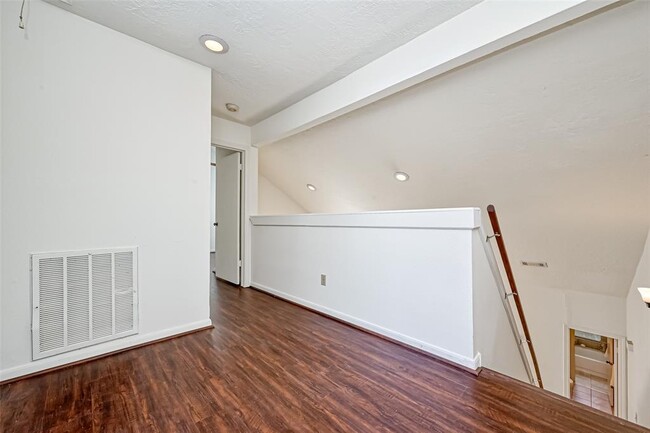 Building Photo - 10725 Boardwalk St