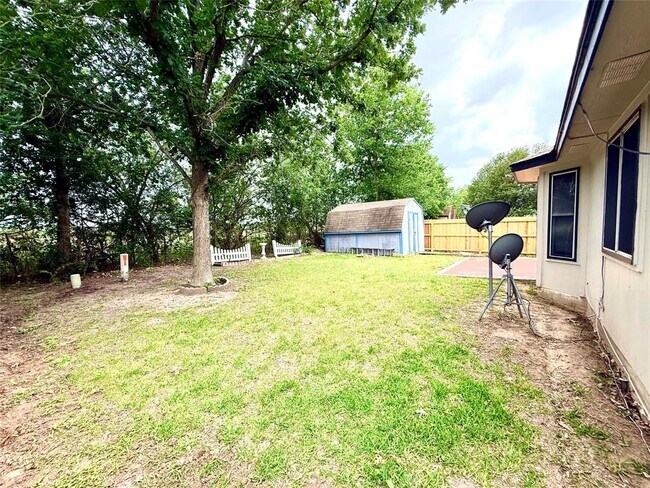 Building Photo - 206 Sunshadow Dr