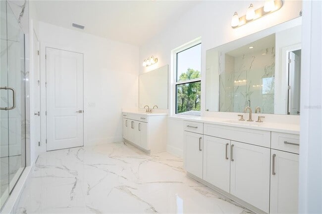 Building Photo - 16044 Pendio Dr