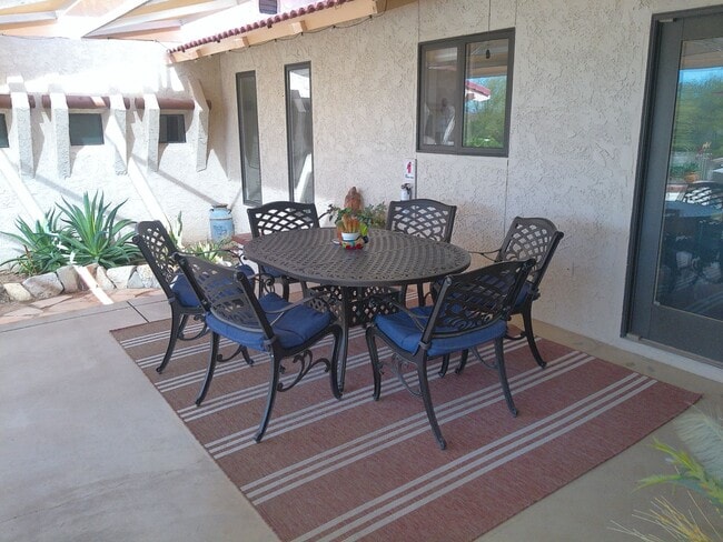 Building Photo - Entertainers Delight Beautiful Pool home Available May 12 to Sept 15, 2026