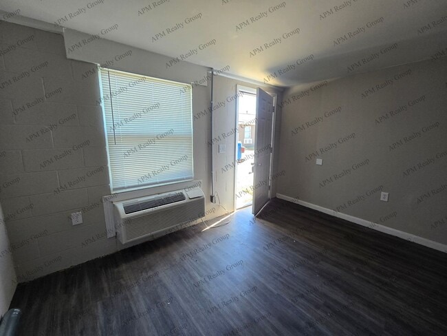 Building Photo - Renovated two bedroom near Harden Street - 50% first month.
