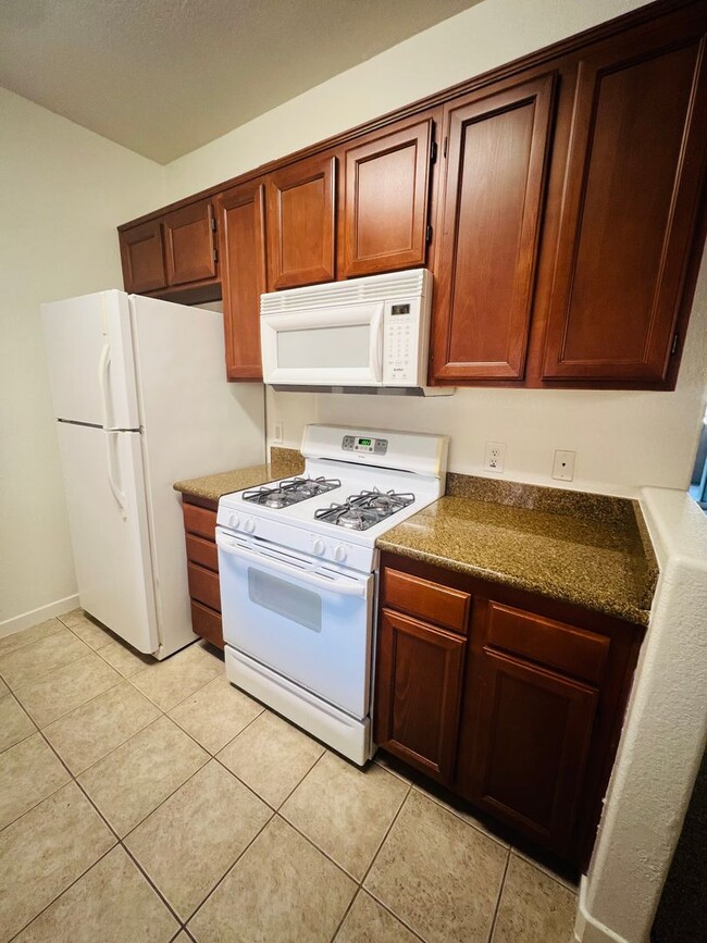 Building Photo - 2 bed 2 bath in Rancho Mission Trails