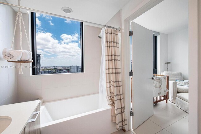 Building Photo - 501 NE 31st St