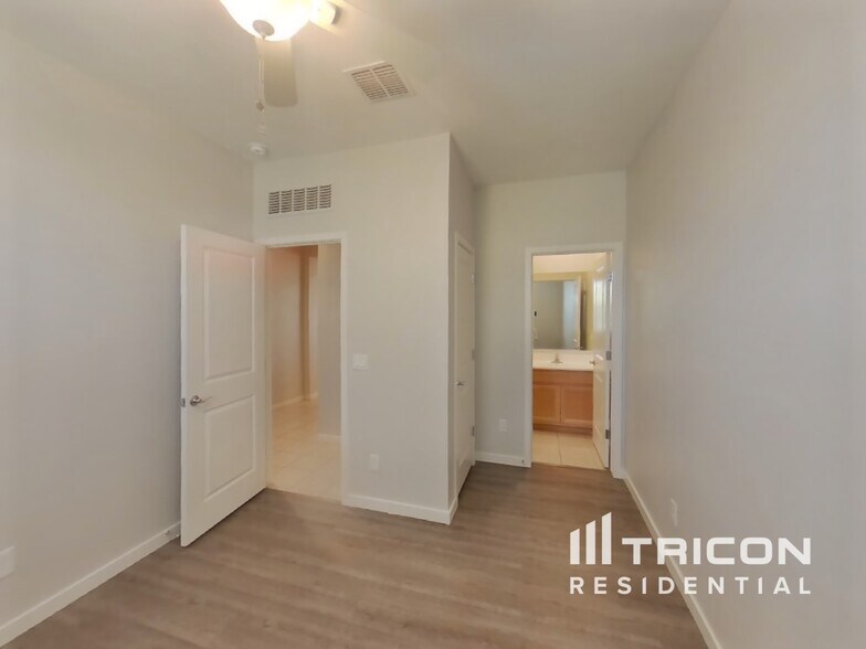Building Photo - 40647 W Hensley Way