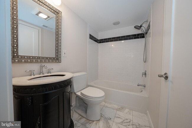 Building Photo - 601 Poplar St