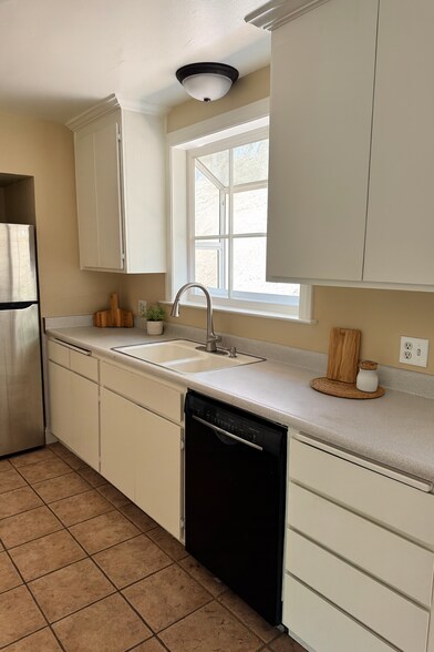 Kitchen - 56 Glenaire Dr