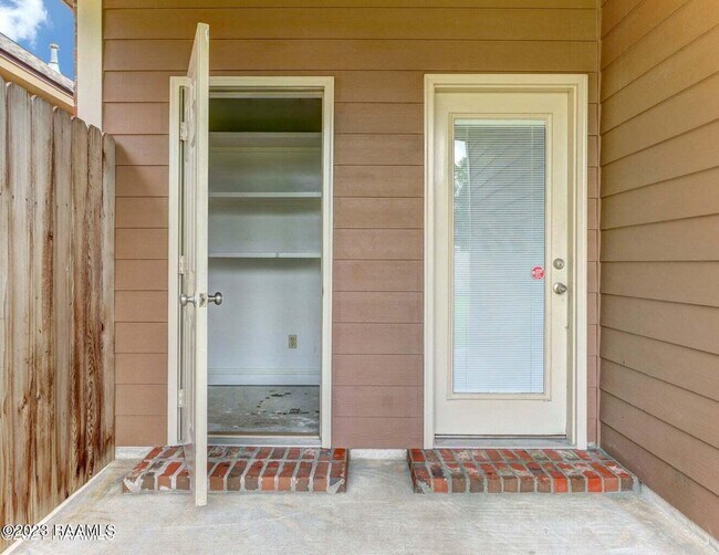 Building Photo - 121 Flagg Pl