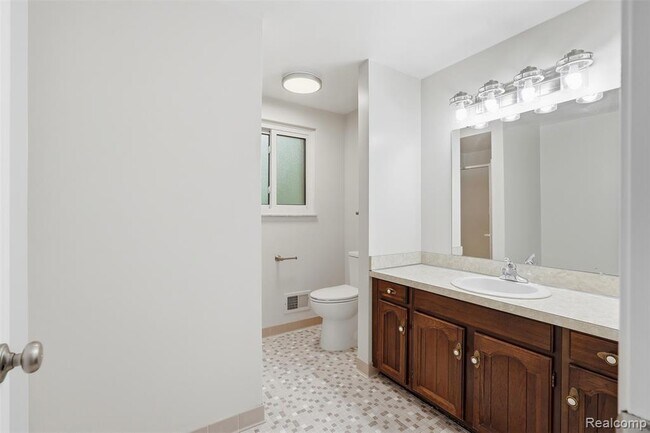 Building Photo - 1880 Welling Dr