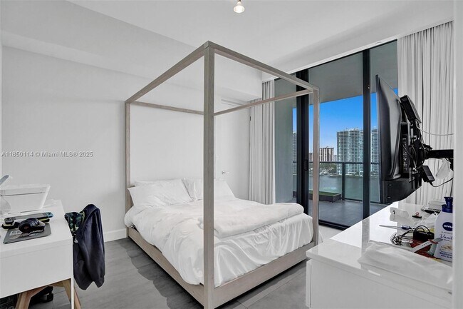 Building Photo - 5000 Island Estates Dr