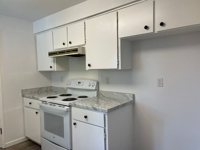 Building Photo - Very Nice 3 Bedroom 2 bath Home-Fully fenc...