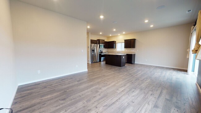 Building Photo - Large 3 Bedroom off of McWilliams, close t...