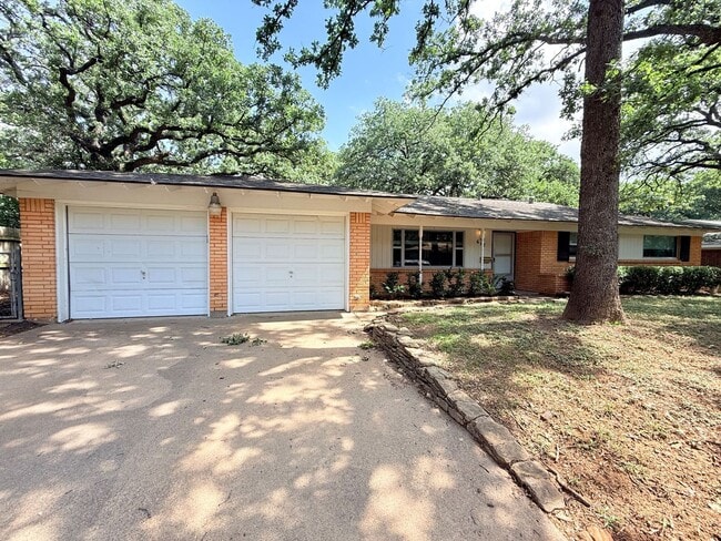 Building Photo - 612 Hillview Dr