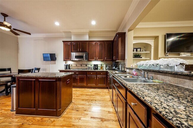 Building Photo - 2938 Royal Oaks Crest