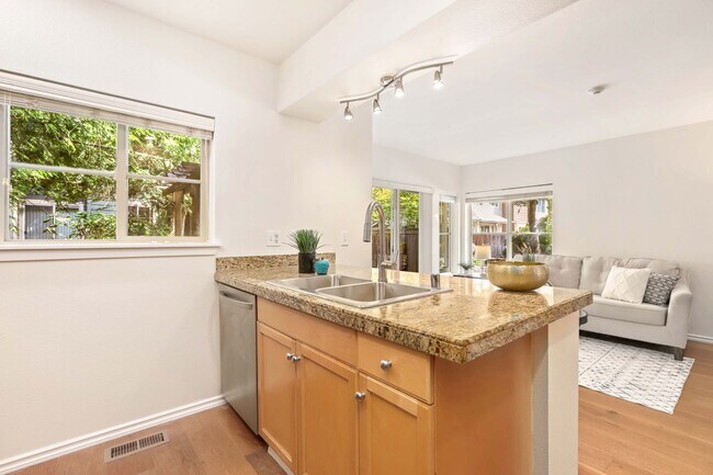 Building Photo - Must-see property that still feels brand new