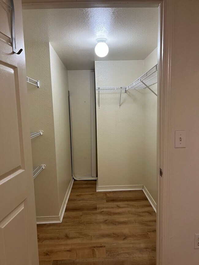 Building Photo - 4520