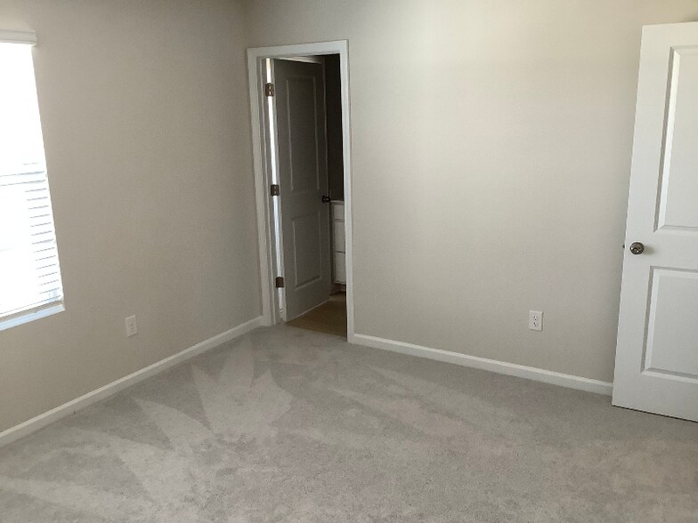 Building Photo - 136 Plumtree Ct