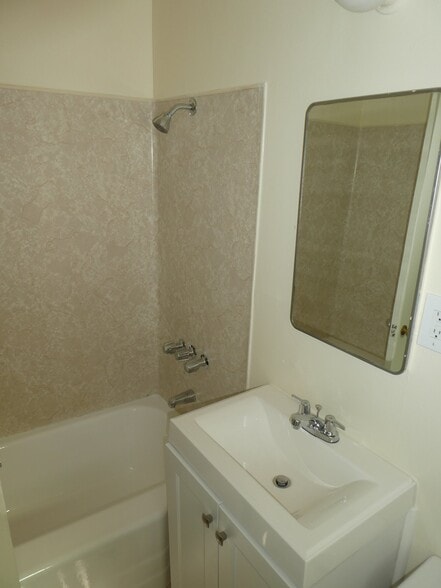 Building Photo - 6222 Hazeltine Ave