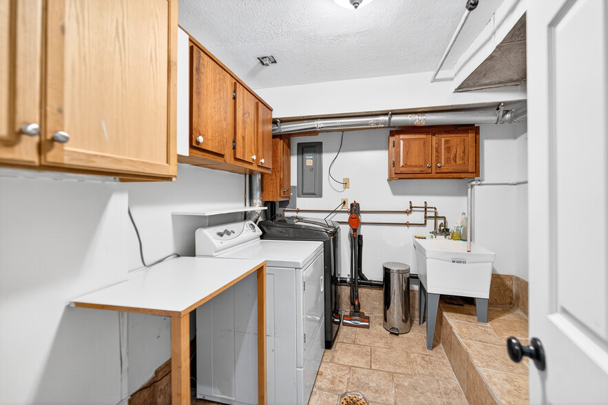 Building Photo - 4008 Charlemagne Cir