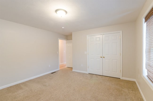 Building Photo - 60 Russell Hill Rd