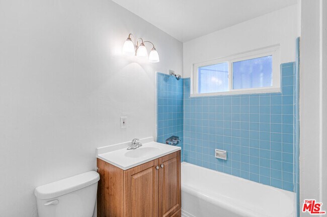 Building Photo - 717 Ocean Front Walk