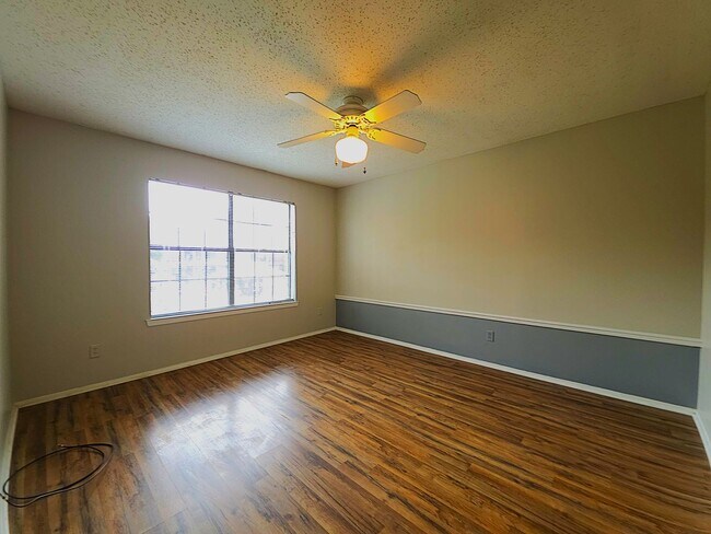 Building Photo - Get ready to fall in love with comfortable, carefree living at Courtyard Condominiums in Tyler, TX!