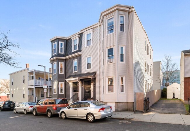 Building Photo - 473 E 5th St