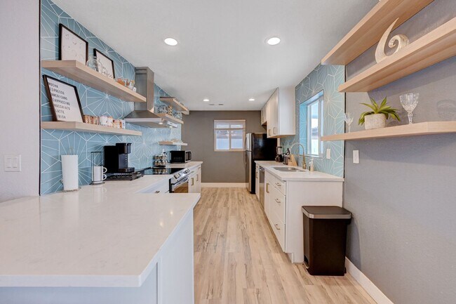 Building Photo - Fully Furnished or Unfurnished 3 BR / NO HOA