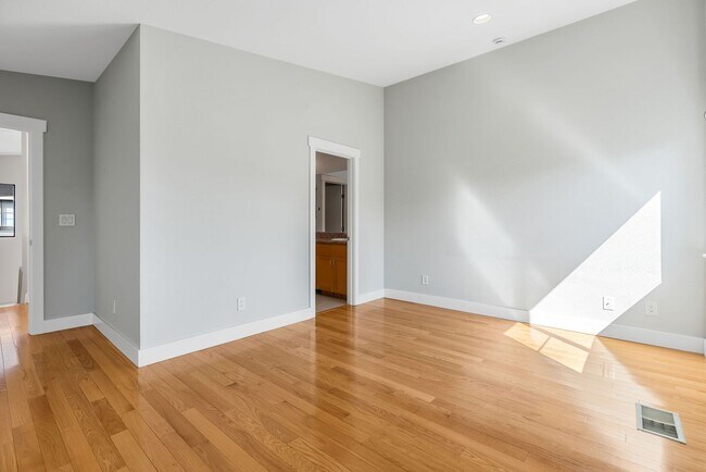 Building Photo - Modern 2BD/2BA Townhome w/ Private Yard, G...