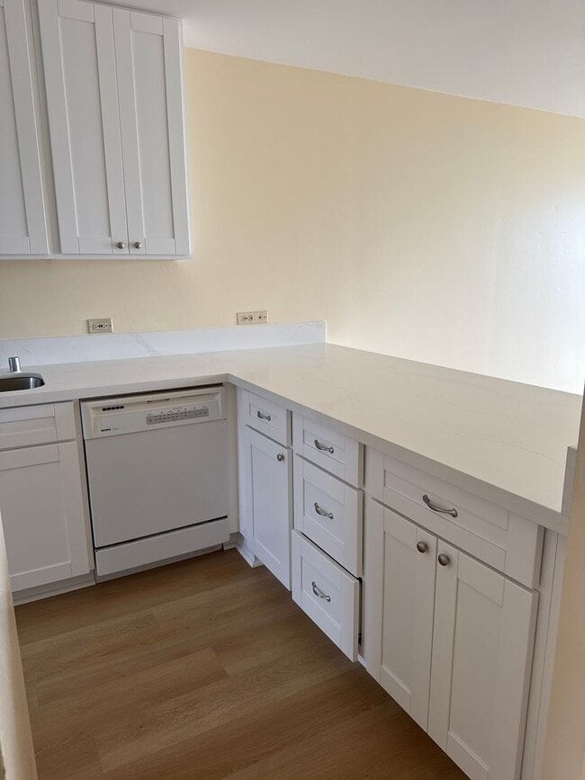 Building Photo - Two bedroom Kahala Towers