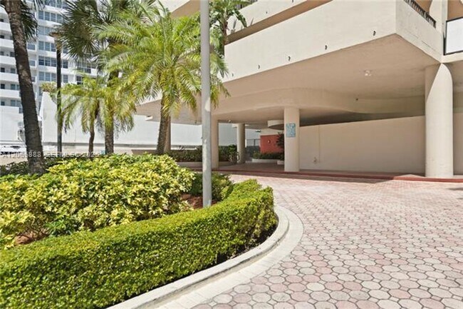 Building Photo - 1621 Collins Ave