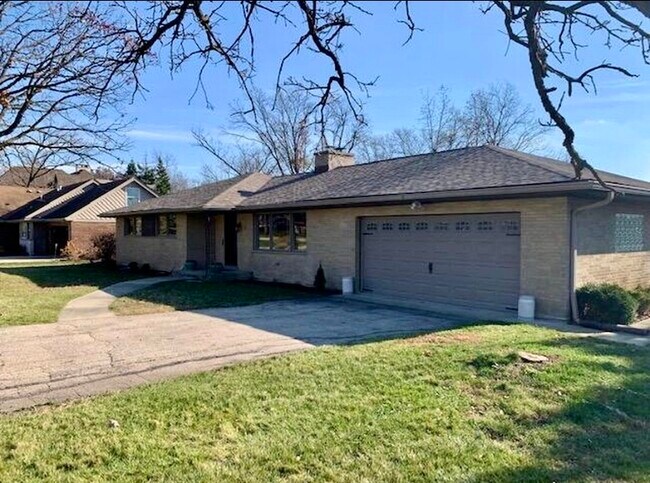 Building Photo - 11 Woodridge Dr