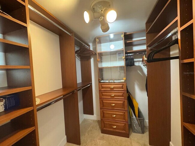 Building Photo - 1000 Longboat Club Rd