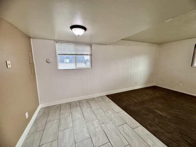 Building Photo - 1083 N 150 W