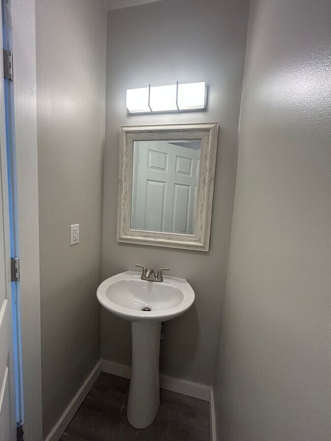 Building Photo - 320 Maclay St