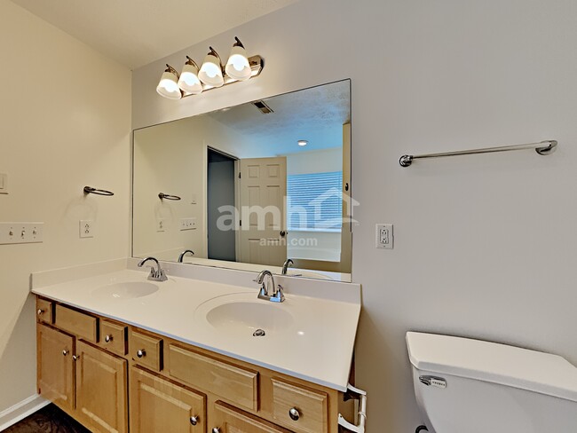 Building Photo - 916 Springs Hill Way