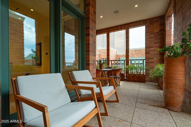 Building Photo - 50 W Palm Ln