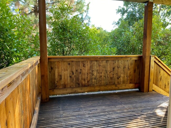 Building Photo - Cute Townhouse On Private Drive In White Salmon, WA
